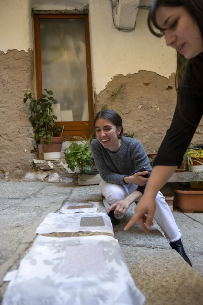 confronto Una partecipante osserva il processo di asciugatura della carta