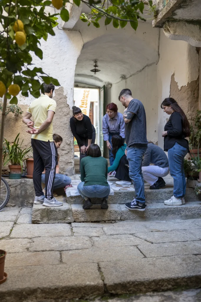 Partecipanti Partecipanti al lavoro in un cortile in pietra durante il laboratorio