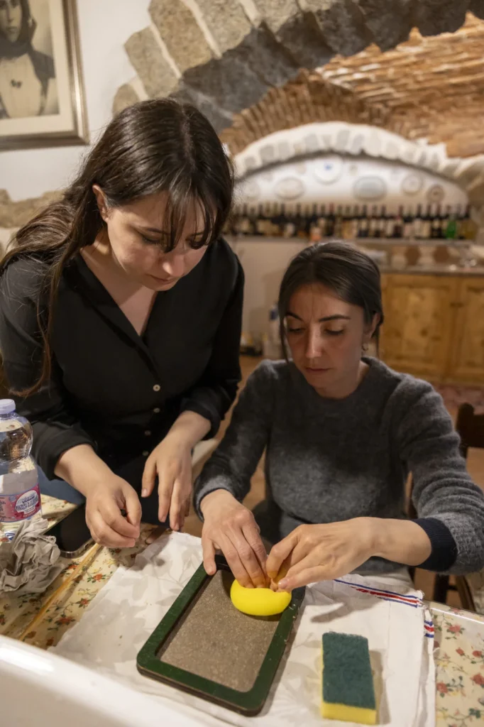 Creazione dei fogli di carta ecologica Laboratorio sCARTA - creazione dei fogli