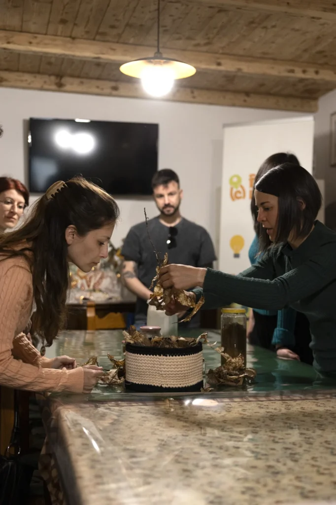 Workshop sCARTA – Ommo Design Studio Gruppo di persone in cerchio durante il workshop sCARTA