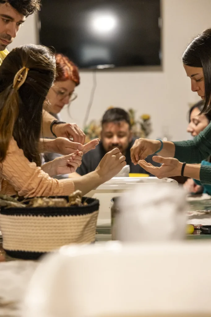 Documentazione del laboratorio sCARTA Persone al lavoro sulla carta, riprese di profilo durante un laboratorio