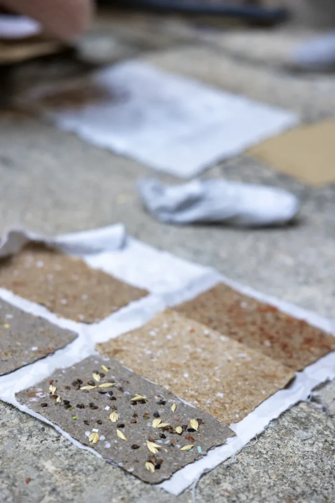 Fogli di carta ecologica artigianale Foglio di carta artigianale con inclusioni naturali su superficie piana