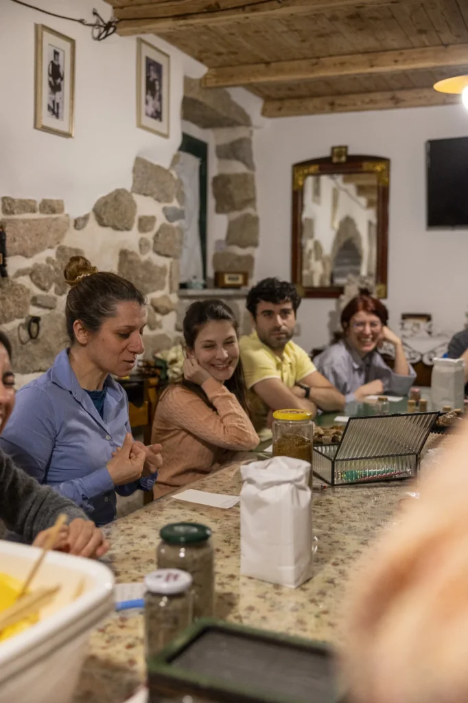Gruppo di partecipanti al laboratorio Partecipanti seduti attorno al tavolo durante una fase del laboratorio